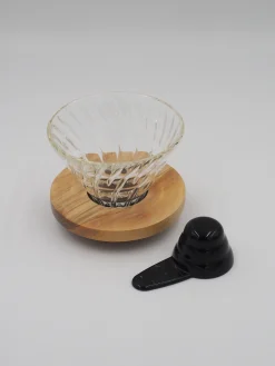Fars Dags Gave|V60 Kaffetragte^SERAMIKKU Hario tragt i glas med oliventræ (02)