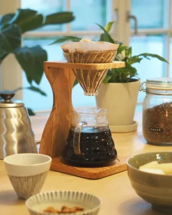 Indflyttergave|Bryllupsgave^SERAMIKKU Kaffebryggersæt i oliventræ