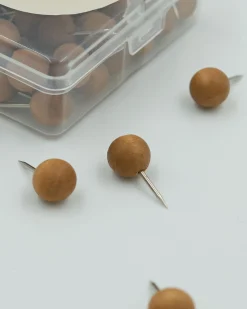 Pinbōdo Knappenåle|Pinbōdo - Opslagstavler^SERAMIKKU Knappenåle i træ (wooden pins)