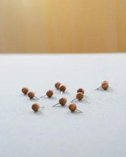 Pinbōdo Knappenåle|Pinbōdo - Opslagstavler^SERAMIKKU Knappenåle i træ (wooden pins)