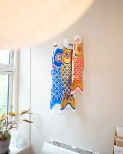 Koinobori - Japansk Karpevimpel|Pyntegenstande^SERAMIKKU Koinobori vimpel 80 cm (guld/blå)
