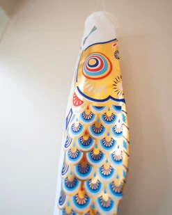 Koinobori - Japansk Karpevimpel|Pyntegenstande^SERAMIKKU Koinobori vimpel 80 cm (guld/blå)