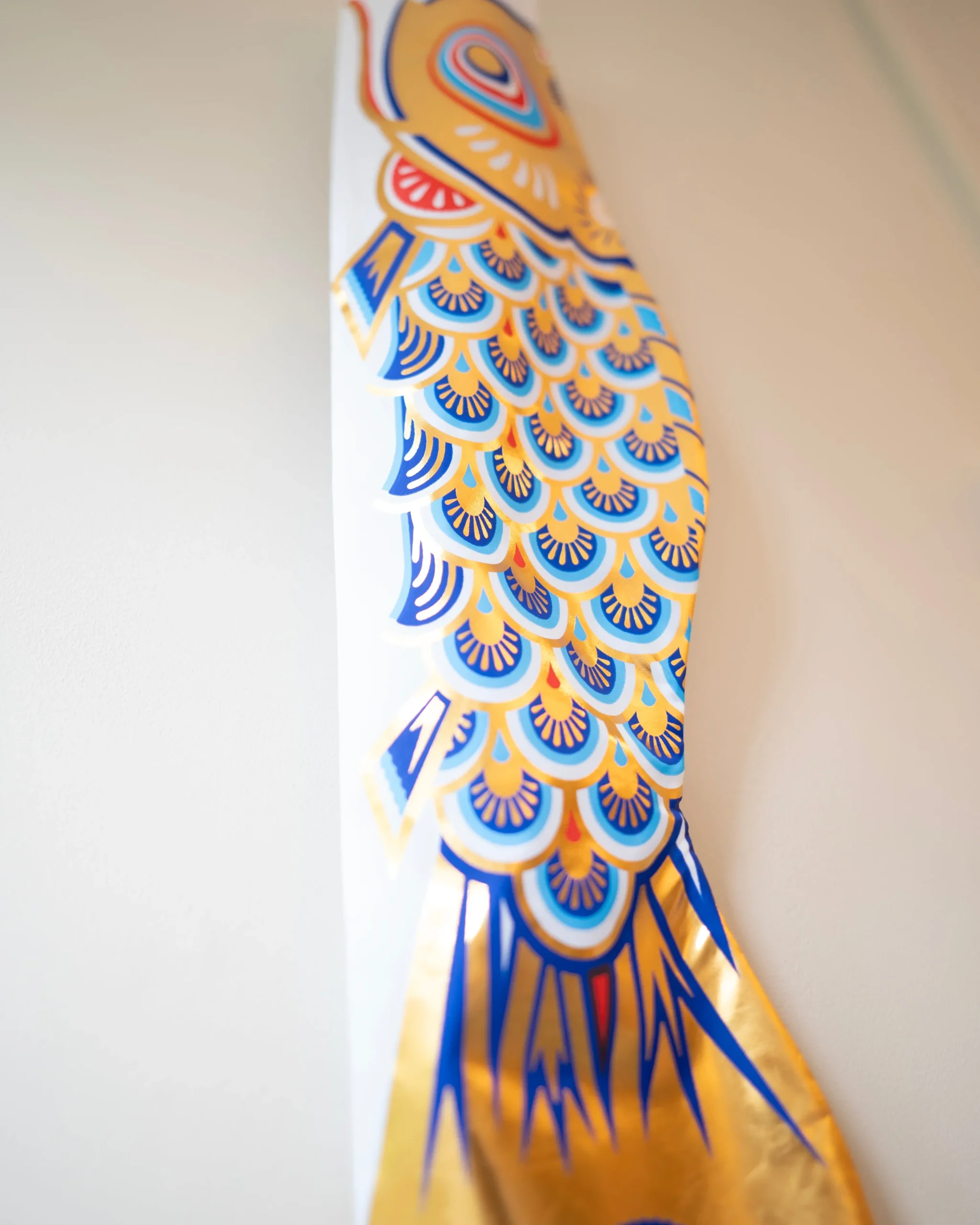 Koinobori - Japansk Karpevimpel|Pyntegenstande^SERAMIKKU Koinobori vimpel 80 cm (guld/blå)