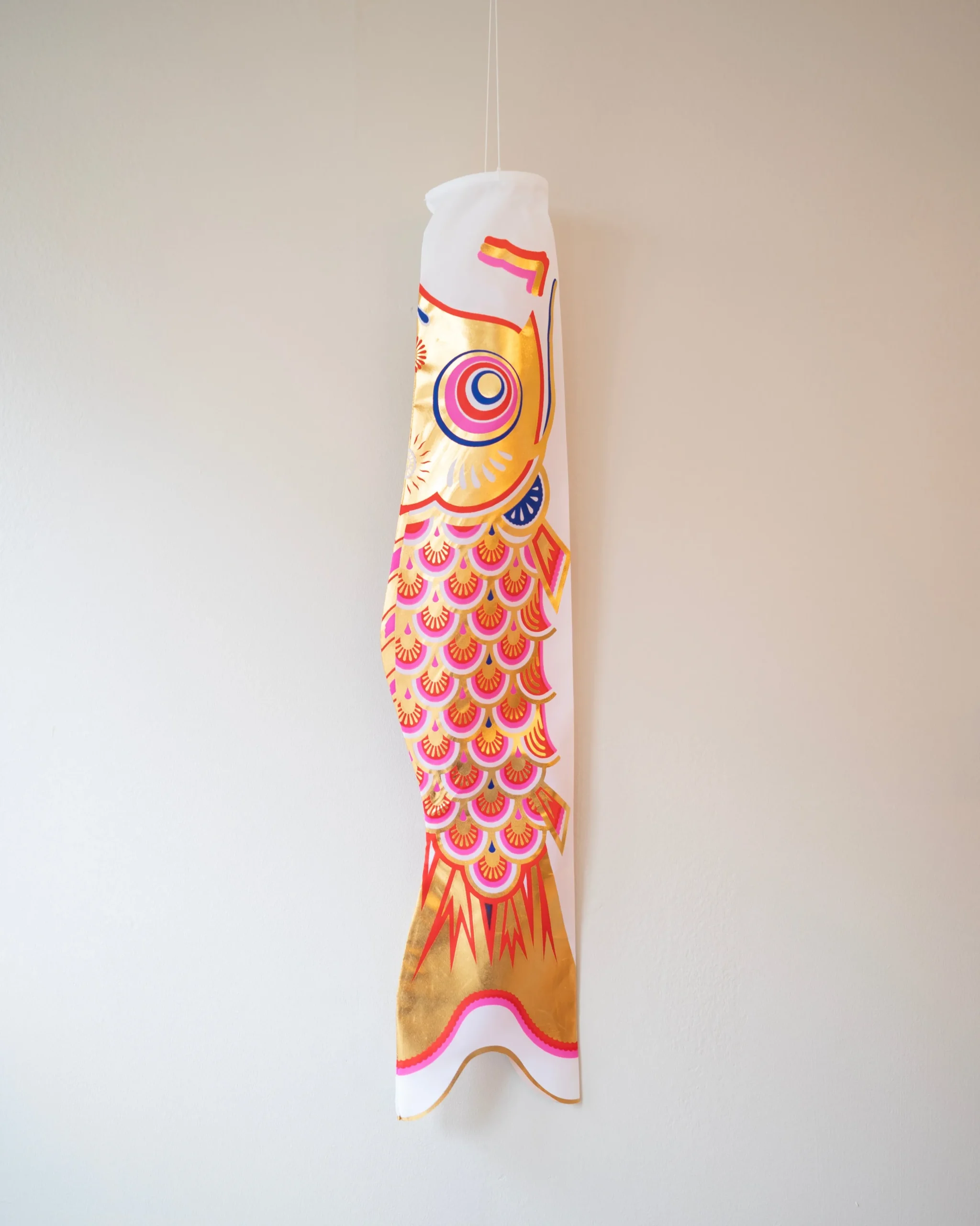 Koinobori - Japansk Karpevimpel|Pyntegenstande^SERAMIKKU Koinobori vimpel 50 cm (pink/guld)