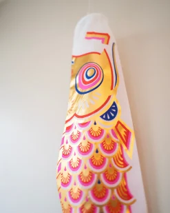 Koinobori - Japansk Karpevimpel|Pyntegenstande^SERAMIKKU Koinobori vimpel 50 cm (pink/guld)