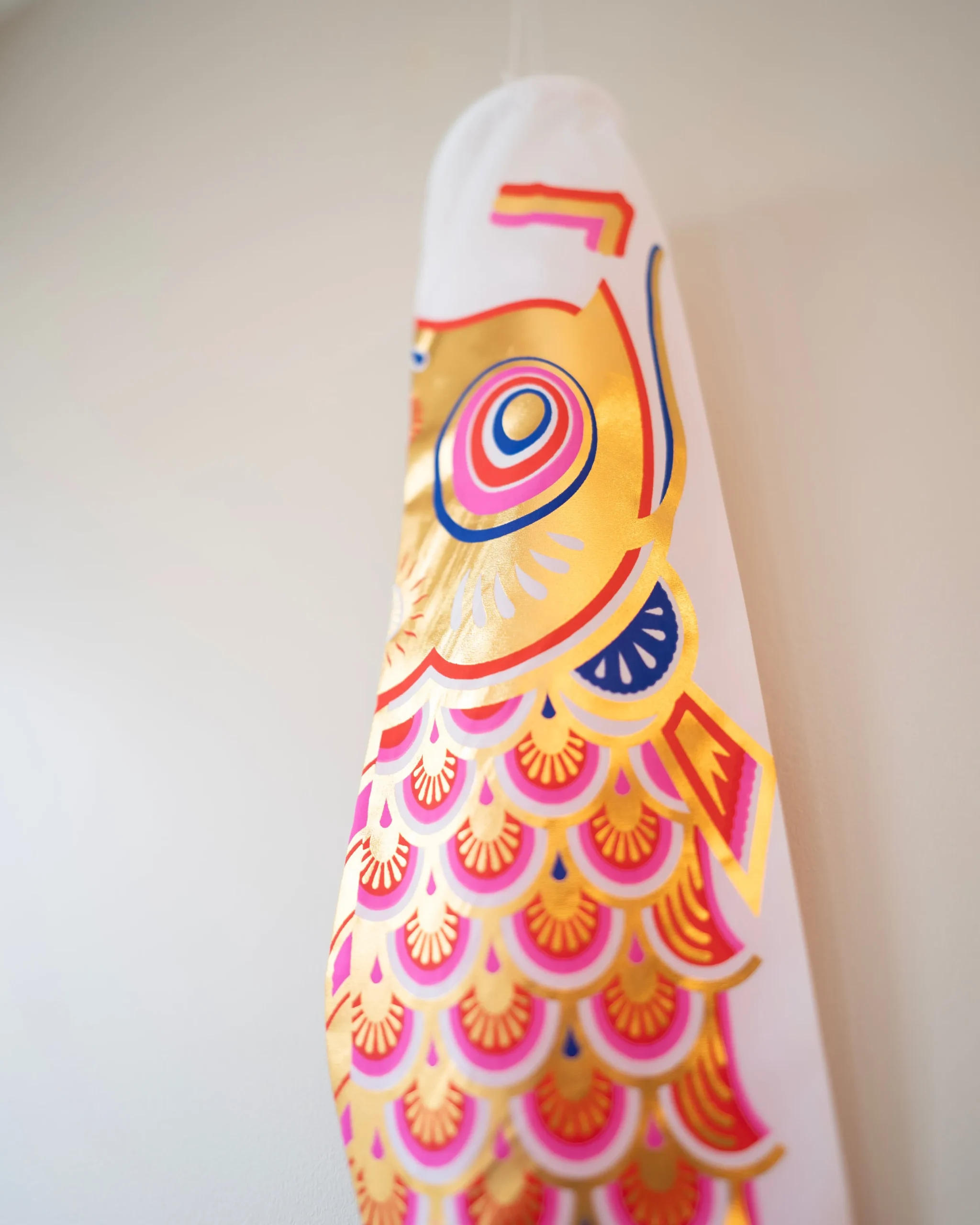 Koinobori - Japansk Karpevimpel|Pyntegenstande^SERAMIKKU Koinobori vimpel 50 cm (pink/guld)