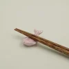 Indflyttergave|Værtsgave^SERAMIKKU Rosa havbrasen spisepindeholder