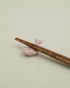 Indflyttergave|Værtsgave^SERAMIKKU Rosa havbrasen spisepindeholder