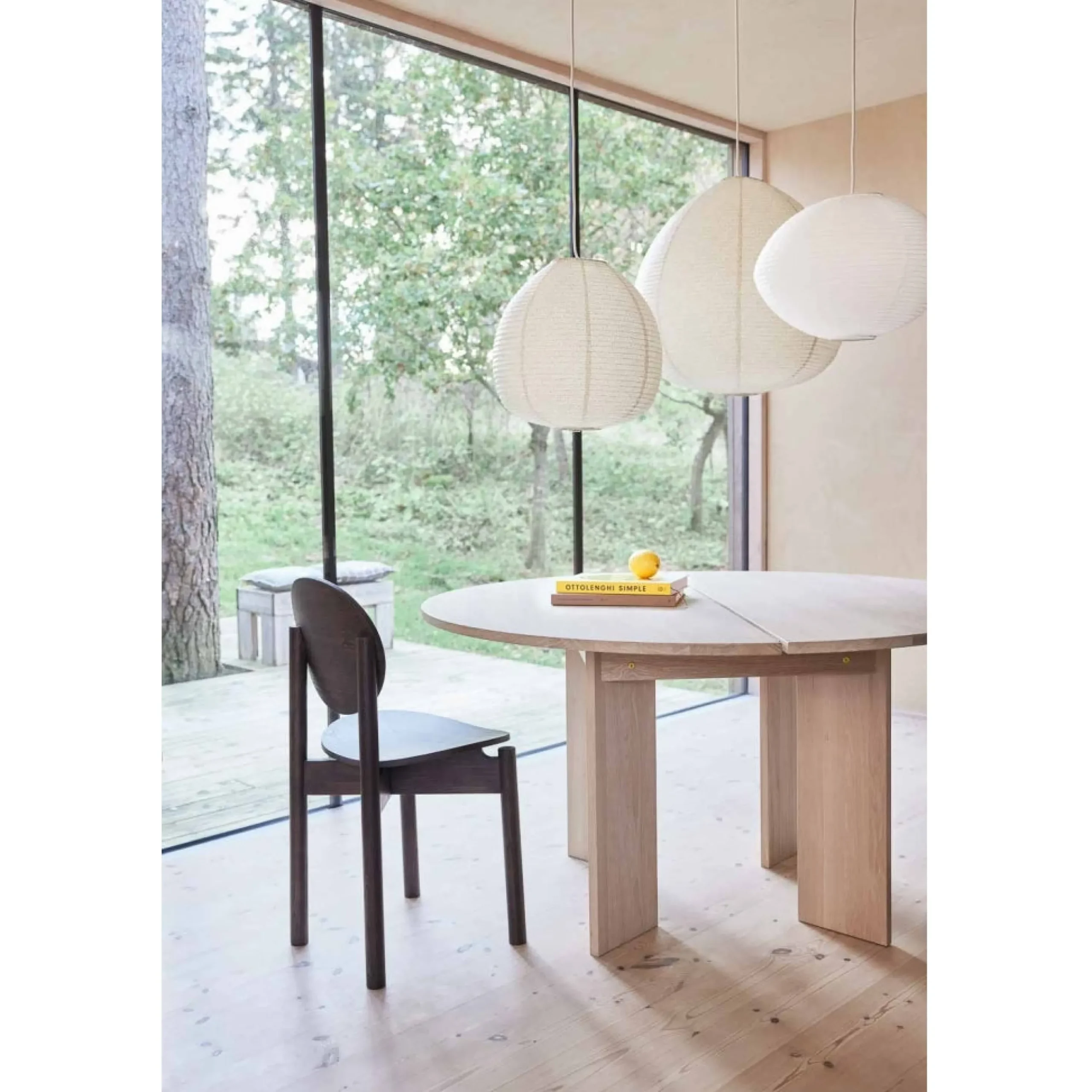 Borde & Bænke^SERAMIKKU Rundt spisebord i egetræ (140 cm)