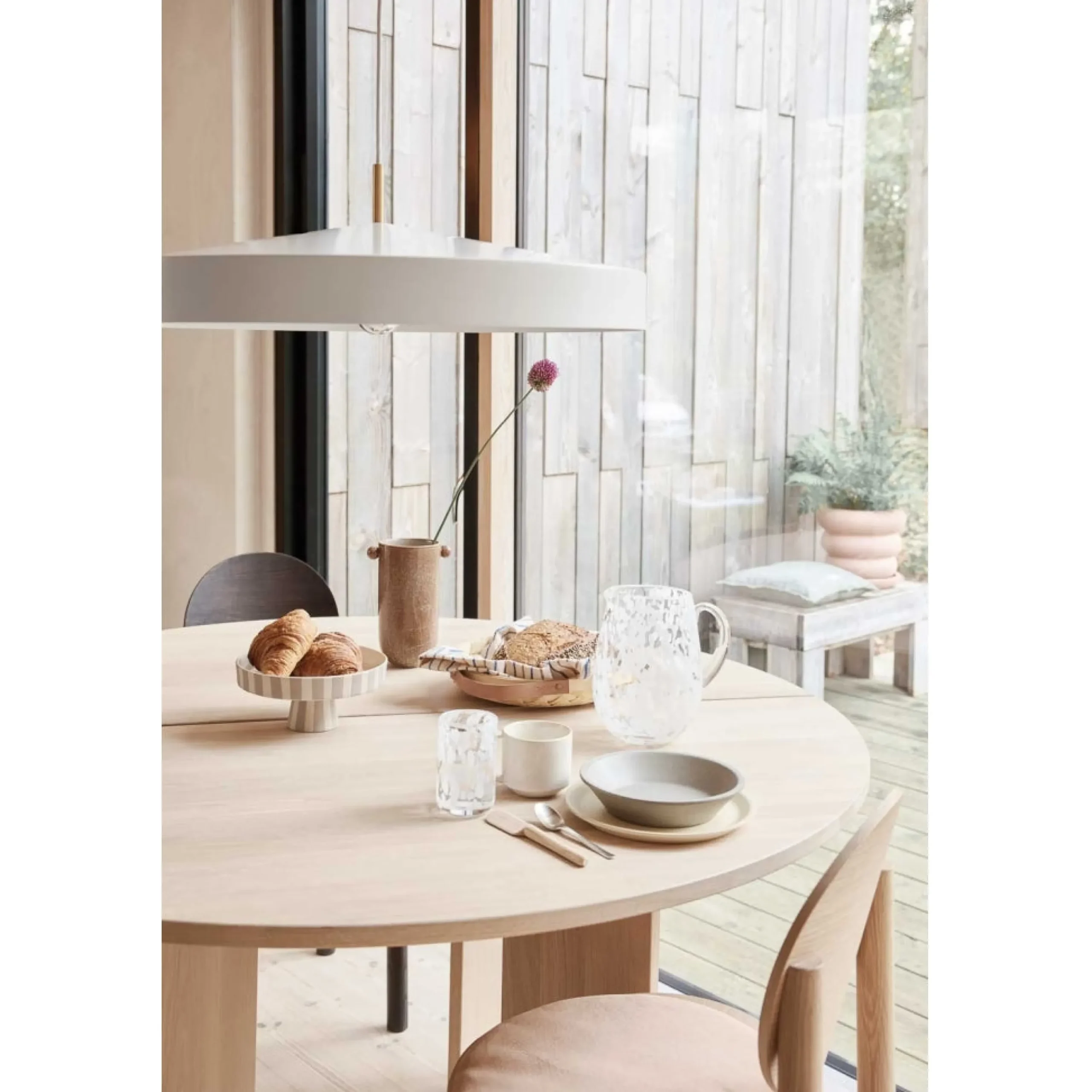 Borde & Bænke^SERAMIKKU Rundt spisebord i egetræ (140 cm)