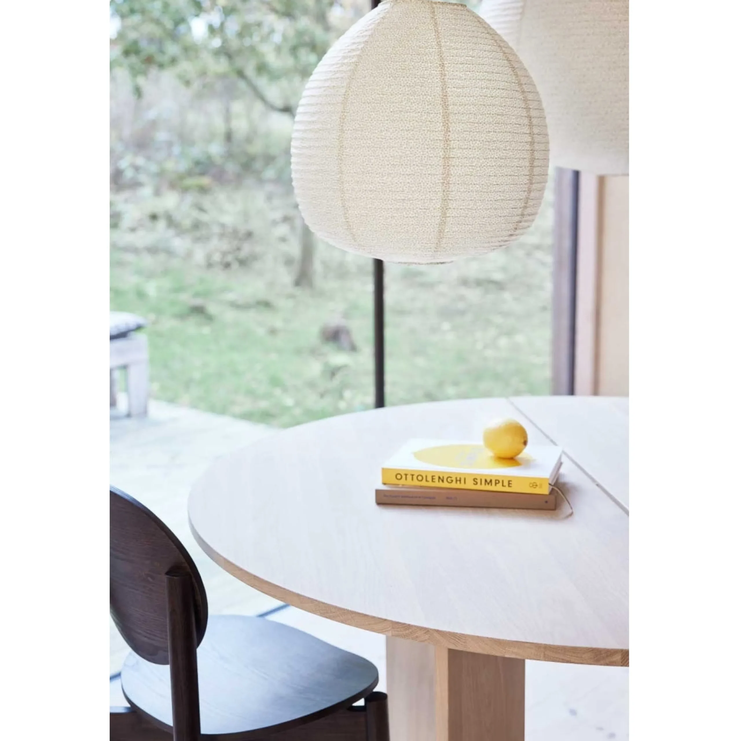 Borde & Bænke^SERAMIKKU Rundt spisebord i egetræ (140 cm)
