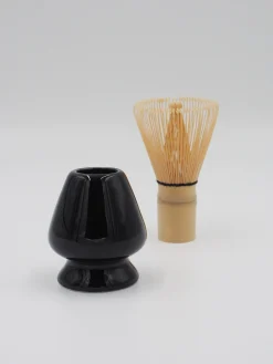 Matchaudstyr|Diverse (spisepinde, Holdere, Skeer)^SERAMIKKU Sort holder til matcha piskeris