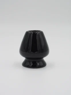 Matchaudstyr|Diverse (spisepinde, Holdere, Skeer)^SERAMIKKU Sort holder til matcha piskeris