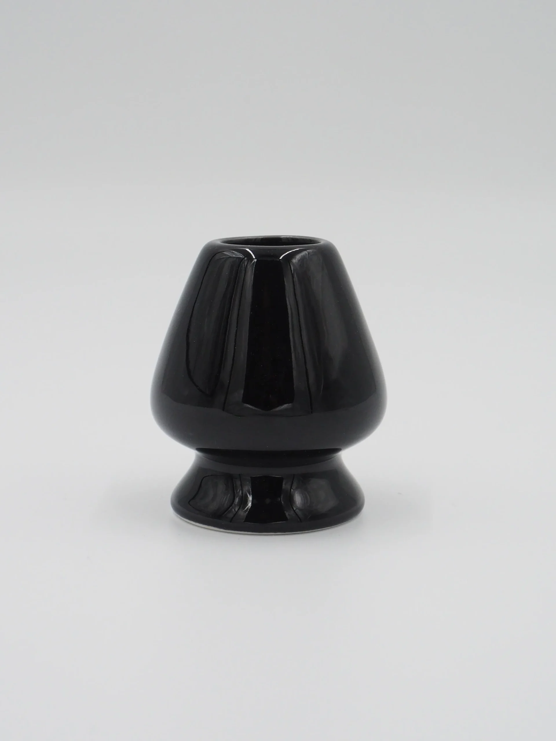 Matchaudstyr|Diverse (spisepinde, Holdere, Skeer)^SERAMIKKU Sort holder til matcha piskeris