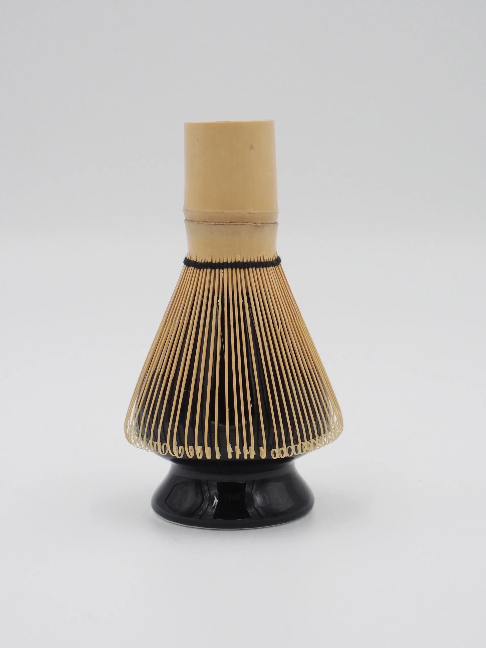 Matchaudstyr|Diverse (spisepinde, Holdere, Skeer)^SERAMIKKU Sort holder til matcha piskeris