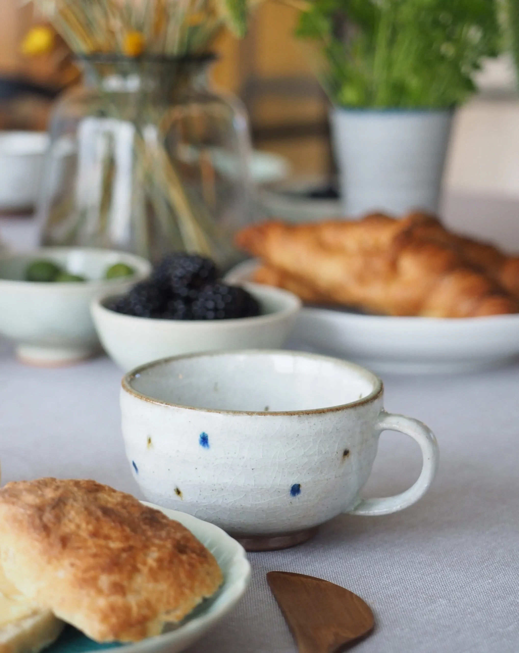 Barselsgave|Krus Og Kopper (kaffe Og Te)^SERAMIKKU Stort prikket krus med hank