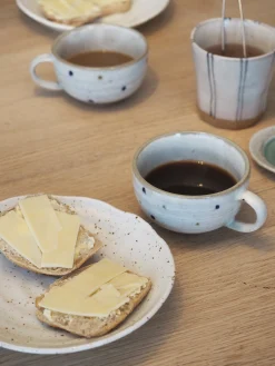 Barselsgave|Krus Og Kopper (kaffe Og Te)^SERAMIKKU Stort prikket krus med hank