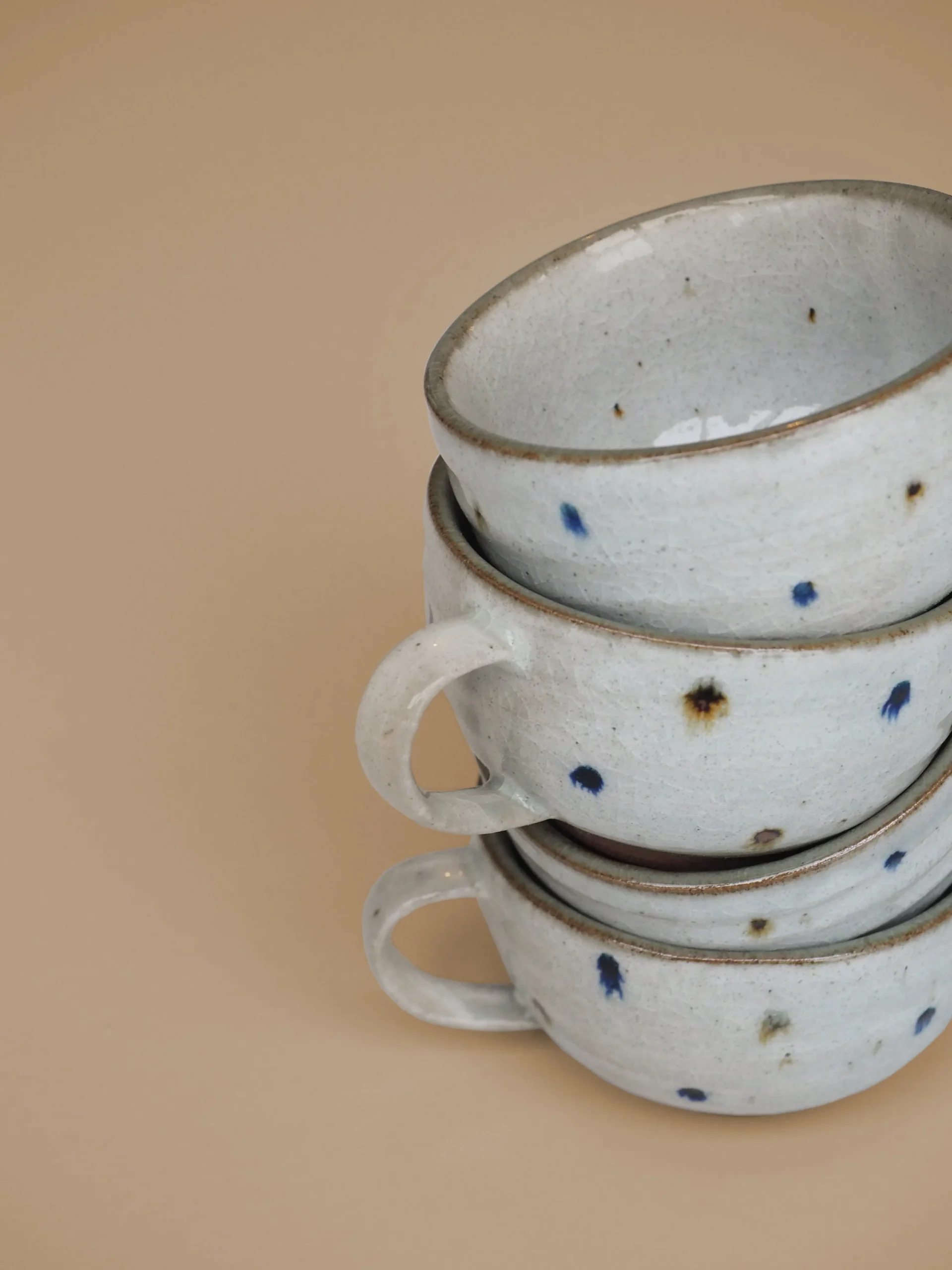 Barselsgave|Krus Og Kopper (kaffe Og Te)^SERAMIKKU Stort prikket krus med hank