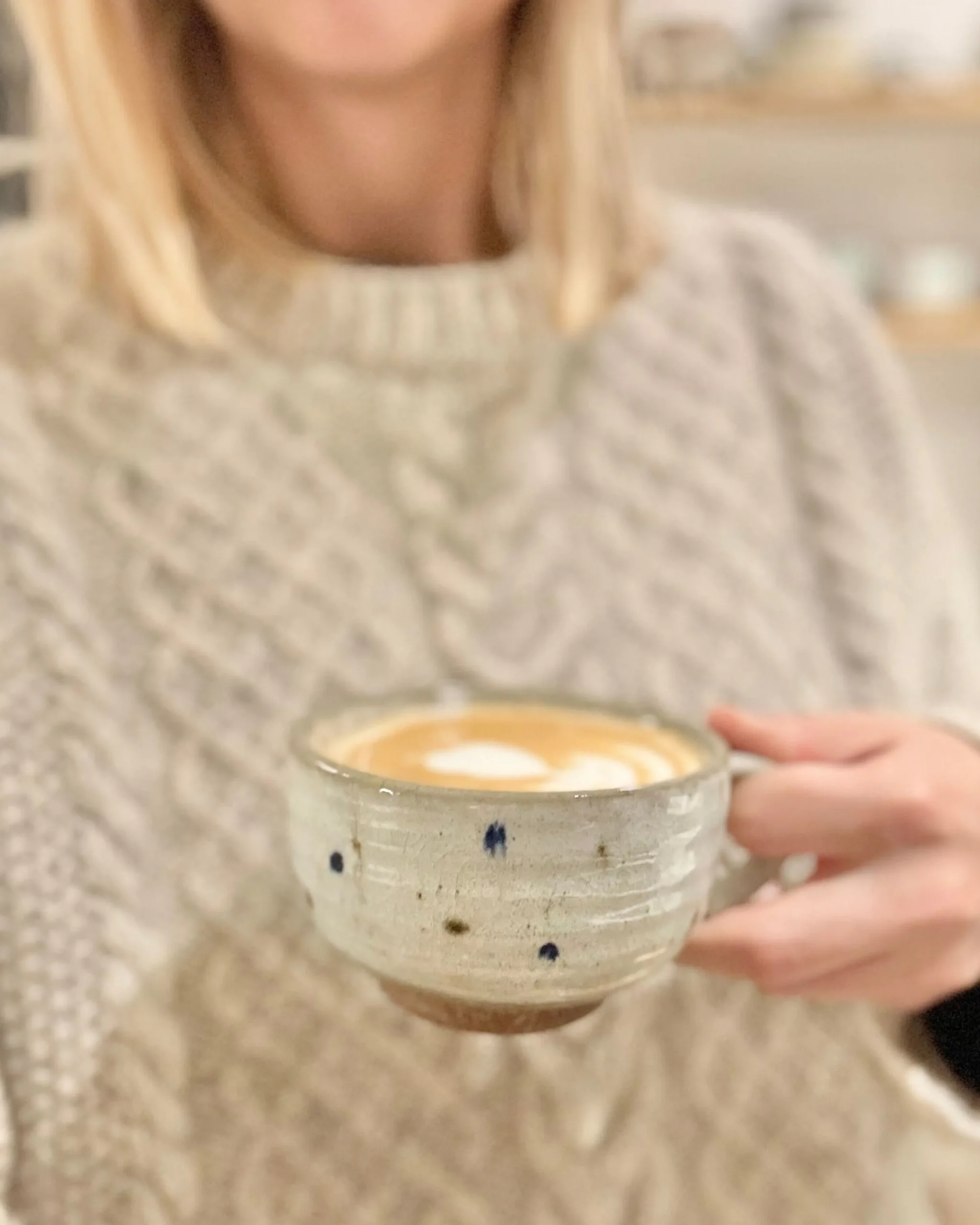 Barselsgave|Krus Og Kopper (kaffe Og Te)^SERAMIKKU Stort prikket krus med hank