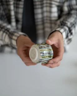 Krus Og Kopper (kaffe Og Te)^SERAMIKKU Stribet, rustik kop