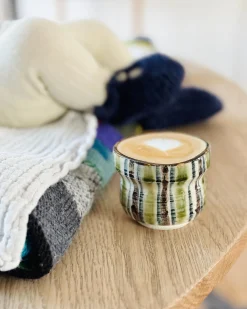 Krus Og Kopper (kaffe Og Te)^SERAMIKKU Stribet, rustik kop